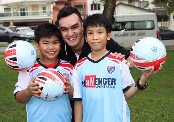 FOUNDATION BACK UP SCREENGRAB- AROUND THE WORLD, AROUND THE WORLDS FOUR